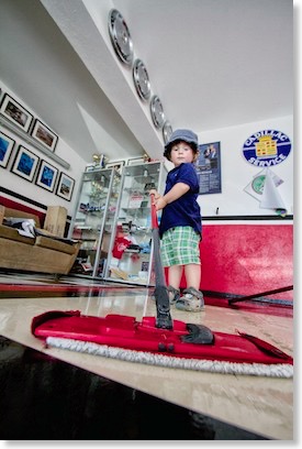 Little Elliot helping out - I´m glad he loves being in the garage.